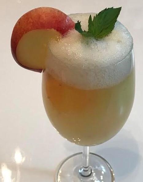 Pak se nenápadně probublalo z horních pater až mezi prostý lid a ten ho s nadšením pasoval na oblíbený párty drink. Prosecco není šampaňské.