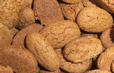 Weinviertelské Weinbeisser Recept od Ingrid Aigner, cukrářské mistrové z Eisenhuthaus Poysdorf Suroviny _ 30 dkg pšeničné mouky _ 18 dkg práškového cukru _ 5 dkg medu _ 1 kávová lžička perníkového