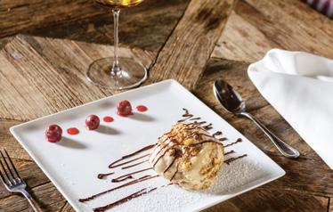 Kaštanové tiramisu Recept z hostince Landgasthaus Stockerwirt, Sulz im Wienerwald Suroviny _ 4 žloutky _ 4 lžíce cukru _ 350 g mascarpone _ 200 g kaštanového pyré _ kůra z půlky chemicky neošetřeného