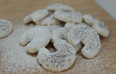 Makové vanilkové rohlíčky Recept od makové hostinské Rosemarie Neuwiesinger, Sallingberg Suroviny _ 200 g másla _ 250 g hrubé mouky _ 100 g mletého waldviertelského šedého máku _ 70 g práškový cukr