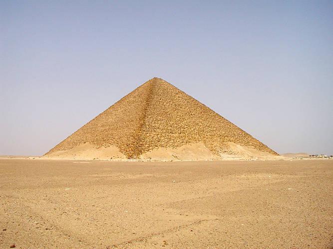 12 Obrázek 4 Červená pyramida 5.3 Médúm 5.3.1 Médúmská pyramida Asi 100 km jižně od Káhiry se na okraji pouště vypíná silueta třístupňové pyramidy.