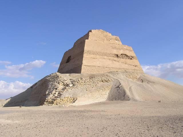 13 Obrázek 5 Pyramida v Médúmu 5.4 Záwíjit el-arján Záwíjit el-ajrán je starobylé pohřebiště a archeologické naleziště asi 8 km jihozápadně od Káhiry.