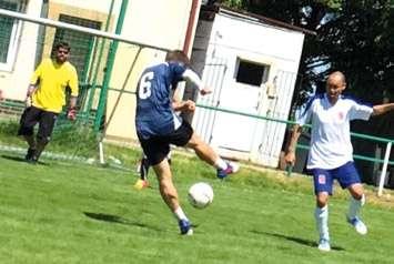 4 hráči v poli + 1 brankář, a to v čase 2 x 10 minut jeden zápas.