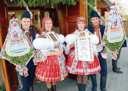 Anebo Petrželkovi. Ti se jako mladší stárka a starší stárek seznámili na slováckých hodech v roce 1991 a po 25 letech šly o víkendu v čele hodového průvodu jejich dcery Markéta a Veronika!