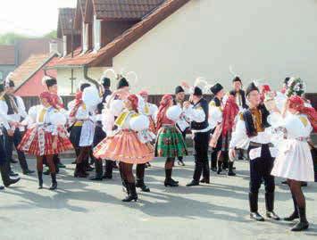 Slunečné počasí doprovázelo muziku, krojovanou drobotinu a devatenáct krojovaných párů obcí.
