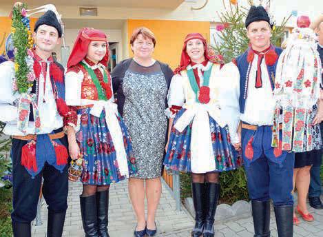 Letos za námi přišla stárka Kristýna a oslovila nás, jestli bychom nenahradili pár, který měl jít původně za mladší stárky.