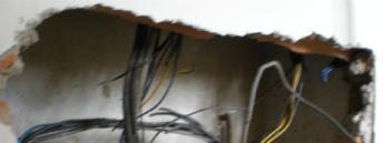 V minulých elektrických rozvodech bylo velmi obtížné se vyznat.