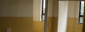Před vlastním položením linolea se podlaha pečlivě vyluxovala a na řadu