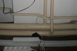 A práce pokračují. Už jsou žlaby na obou stranách místnosti. Pro připojení počítačů na pracovních stolech bylo nutné vyvést zdroj elektrické energie doprostřed místnosti pod okny.
