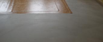 Zvolili jsme linoleum. Nejprve bylo nutné podlahu vystěrkovat.