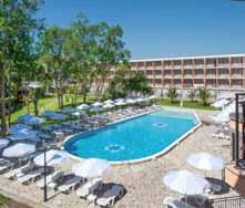 Dvoulůžkové pokoje s možností až 2 přistýlek mají koupelnu s WC, klimatizaci, TV, telefon, minibar (není součástí all inclusive), Wi-Fi (za poplatek), ručníky k bazénu a