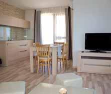 Apartmány mají 1 ložnici s manželskou postelí a obývací pokoj s rozkládací sedací soupravou (lůžka až pro 2 osoby), plně vybavený kuchyňský kout (lednička, vařič, varná konvice, mikrovlnná trouba,
