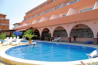 Možnost dokoupit snídaně a All Inclusive v Lozenec Resort. Menší písečná pláž je od penzionu cca 250 m, další větší pak cca 450 m.