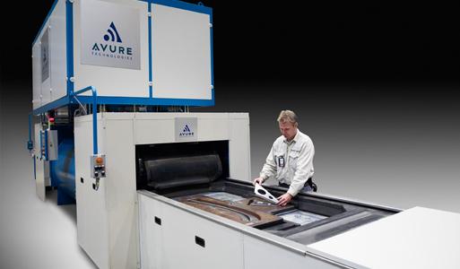 Výhody Nevýhody - vhodnost jak pro velké série, tak i pro zkoušení prototypů nástrojů, protože pouhá úprava tažníku je levnější, než úprava dvou částí konvenčního nástroje - v jednom stroji lze