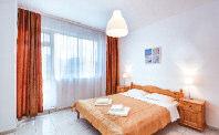 Apartmán C (4 pevné lôžka + 3 prístelky) apartmány sú s kuchyňou, balkónom s priamym výhľadom na more (zo spálne) a balkón s bočným výhľadom (z obýv.). Stravovanie: bez stravy.
