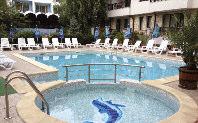 Vybavenie: Rodinný hotel ponúka svojím hosťom k dispozícii recepciu s lobby barom, reštauráciu, bazén