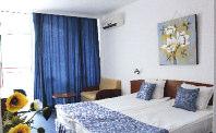 Apartmány majú balkón a vlastné sociálne zariadenie (sprchu, WC), telefón, SAT TV a chladničku. Ležadlá pri bazéne sú zdarma.