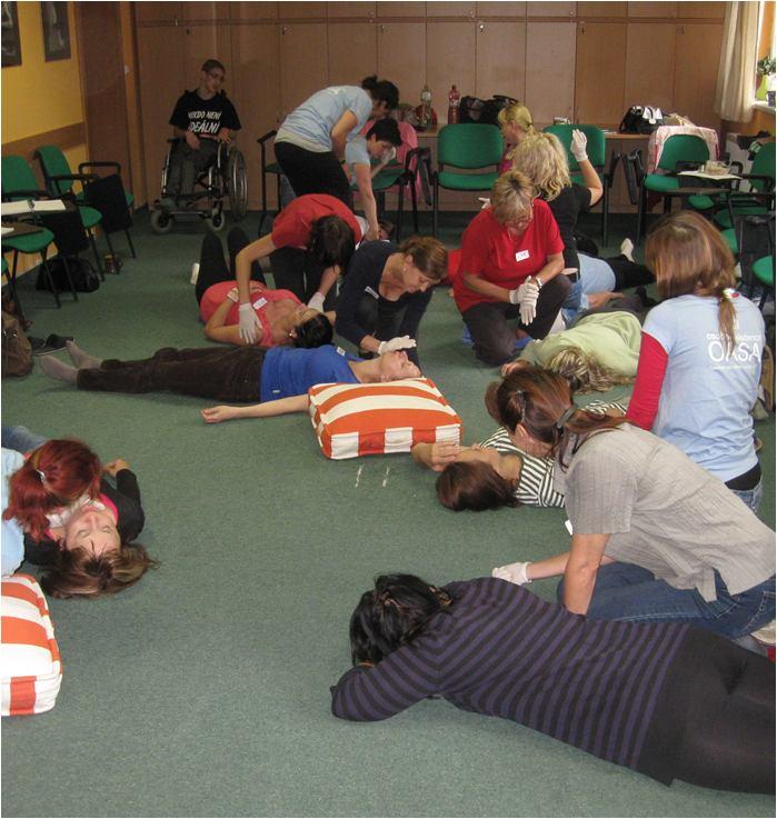 U resuscitace jsme si řekli a ukázali, jak správně resuscitovat. Asistenti měli 4 minuty limit na masáž hrudníku a vdechy. Po resuscitaci jsme probrali některá poranění (např.