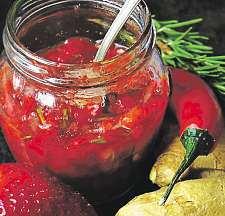 Do našlehaných vajec scukrem přimícháme metlou mouku. Těsto rozetřeme na pečicí papír, teplotu vtroubě snížíme na 200 C apečeme 6až8minut, stím, že vpolovině pečení plech obrátíme.