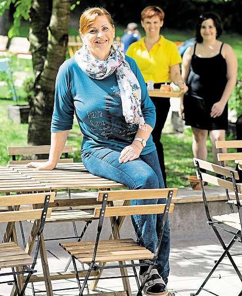 Ale vím, že nový pan ředitel je schopný manažer aumí shánět peníze izakázky pro klienty. To je nejdůležitější. Slunečnici jste vedla se svými dcerami. Nechtěla jste, aby to vzaly po vás?