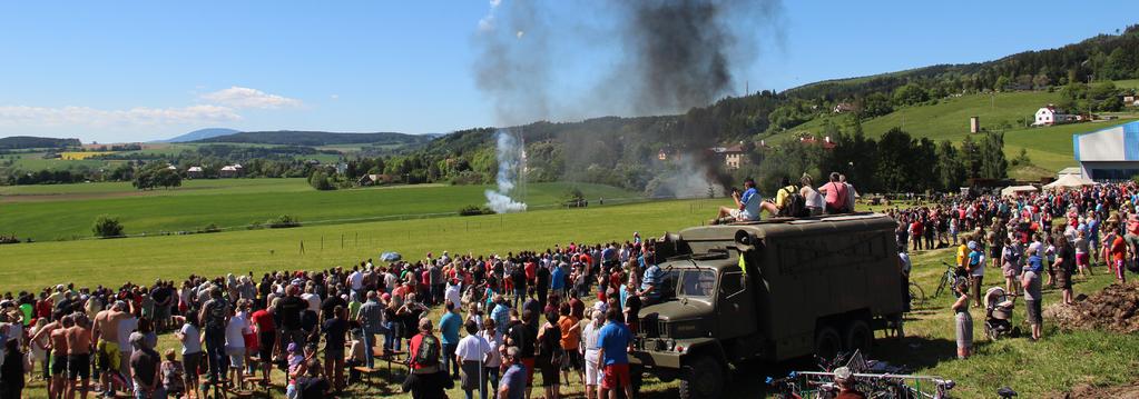 21 Studánka č. 4/2017 OHLÉDNUTÍ ZA... Historie naživo: BOJOVÁ UKÁZKA MALÉ SVATOŇOVICE Obec Malé Svatoňovice ve spolupráci s Klubem vojenské historie Odolov připravila na sobotu 27. 5.