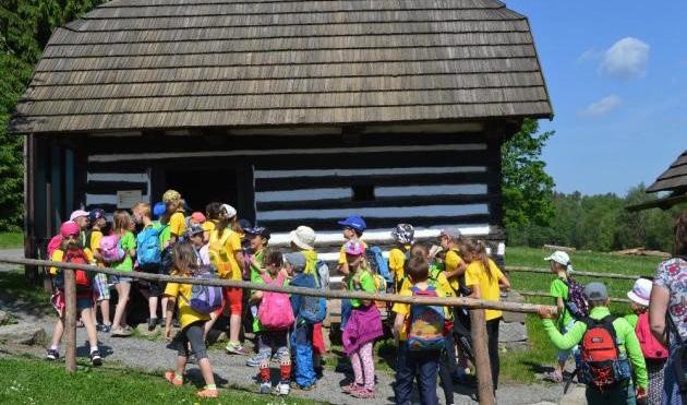 5 Studánka č. 4/2017 Vesele na Veselém Kopci Mezinárodní den dětí (1. 6. 2017) jsme společně s dětmi slavili krásným školním výletem na Veselý Kopec.
