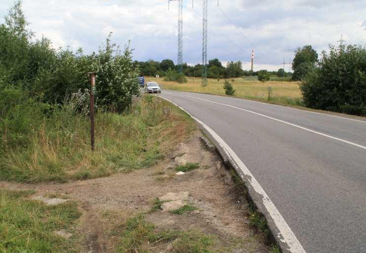 ukončení či přerušení stezky je vždy nevhodné, neboť je zde možné i najíždění na stezku z vozovky či naopak sjíždění, tj. cyklisté neprovádí pouze přímý manévr (průjezd).