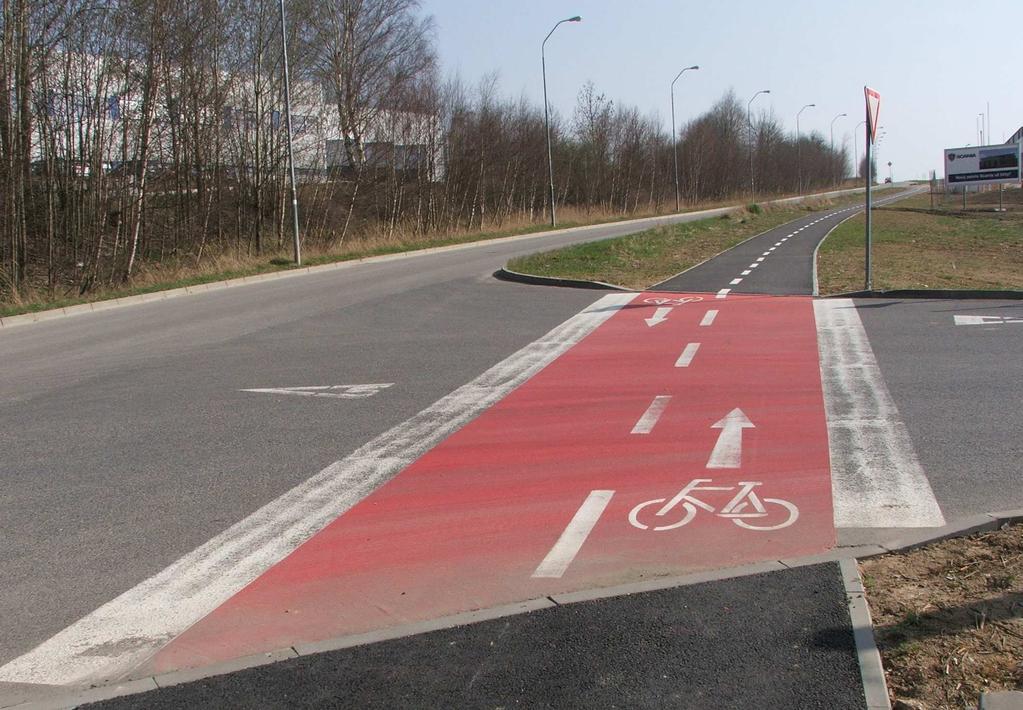 obr 3 - ukázka řešení výjezdu z obdobně využívaného průmyslového areálu z Jihlavy, kde se nepodařilo dořešit křížení stavebně, avšak ex-post pouze dopravním značením 8.