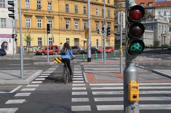 7. Stezka pro chodce s povoleným pohybem cyklistů (C7+E13) V některých případech lze povolit provoz cyklistů v místech, která jsou primárně určena chodcům, avšak cyklisté se zde mohou pohybovat jen