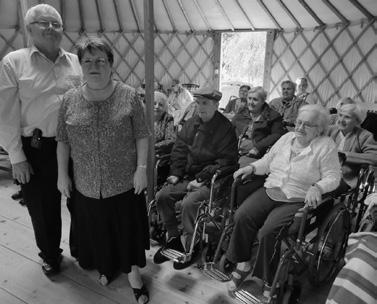 Podzimní koncertování na DS Kopretina a DZR Petrklíč S příchodem teplého a barevného podzimu jsme v našem Domově uspořádali dva koncerty v příjemném prostředí zahradní jurty.