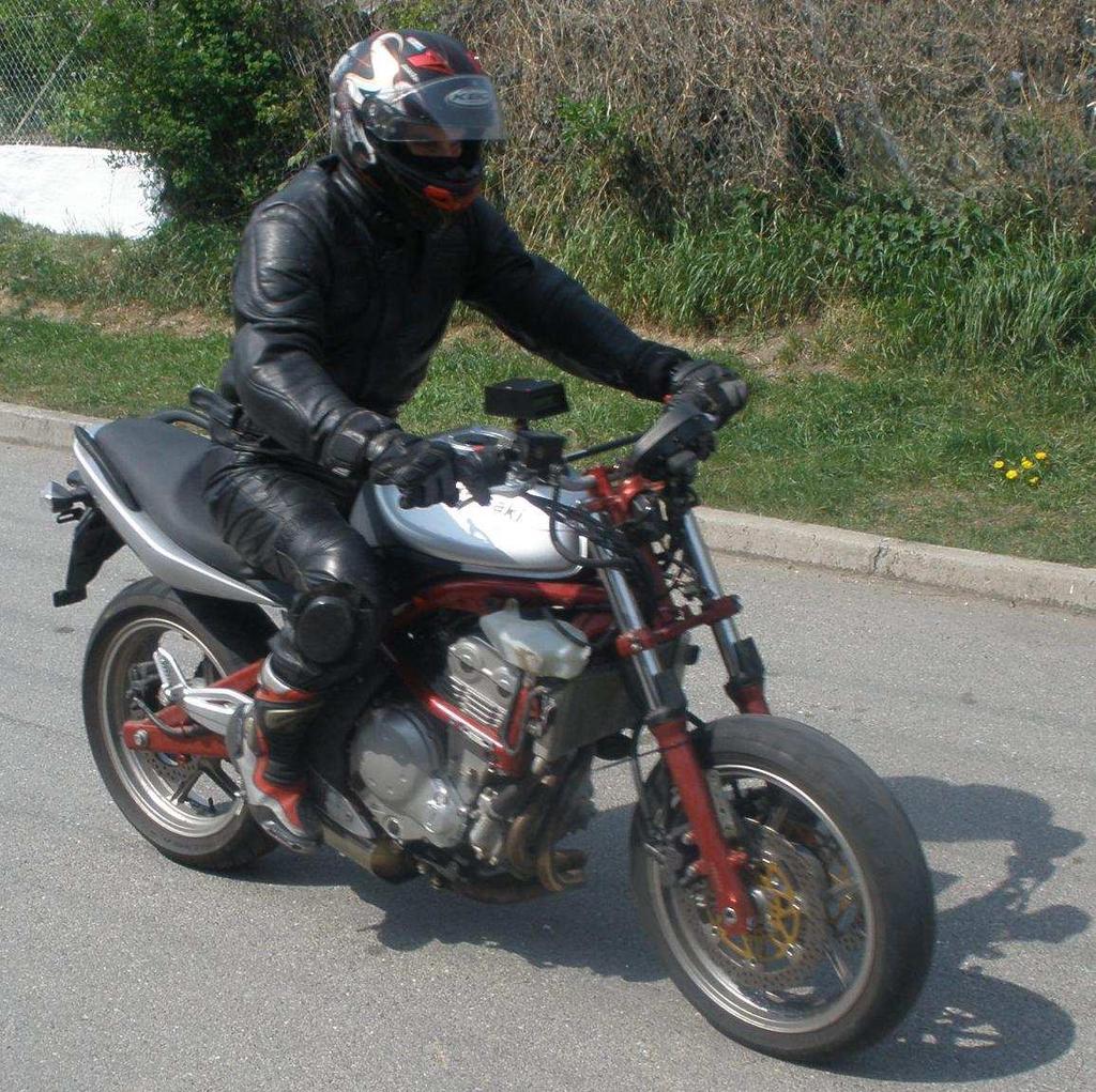 Motocykl Kawasaki ER-n kw zpomalení 1 zpomalení [m*s-] 1 rychlost 7 3 1 dráha 3 1 1