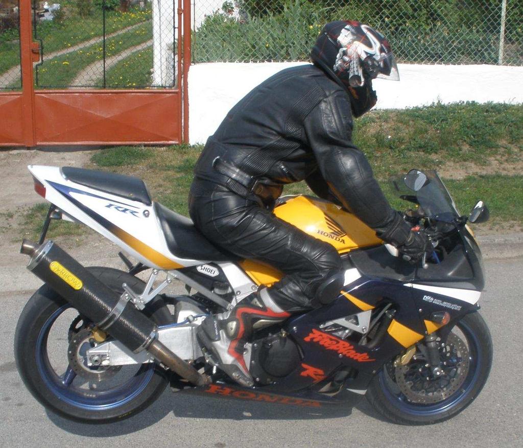 Motocykl Honda CBR 99 RR Fire Blade zpomalení [m*s - ] 1 1 1 zpomalení 9 7 3 1 rychlost 3 3 1 1