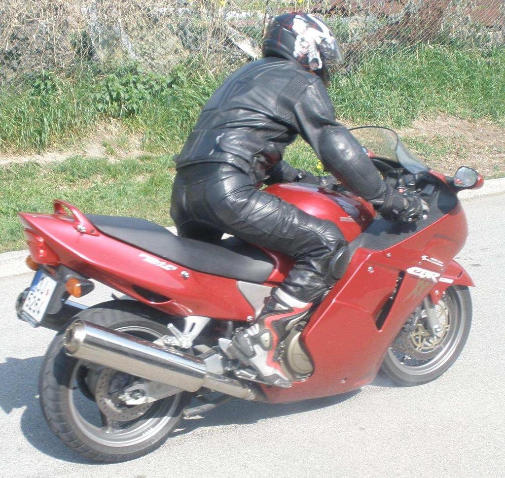 Motocykl Honda CBR 11 XX Super Black Bird zpomalení 1 1 zpomalení [m*s - ] 1 rychlost 7 3 1 dráha