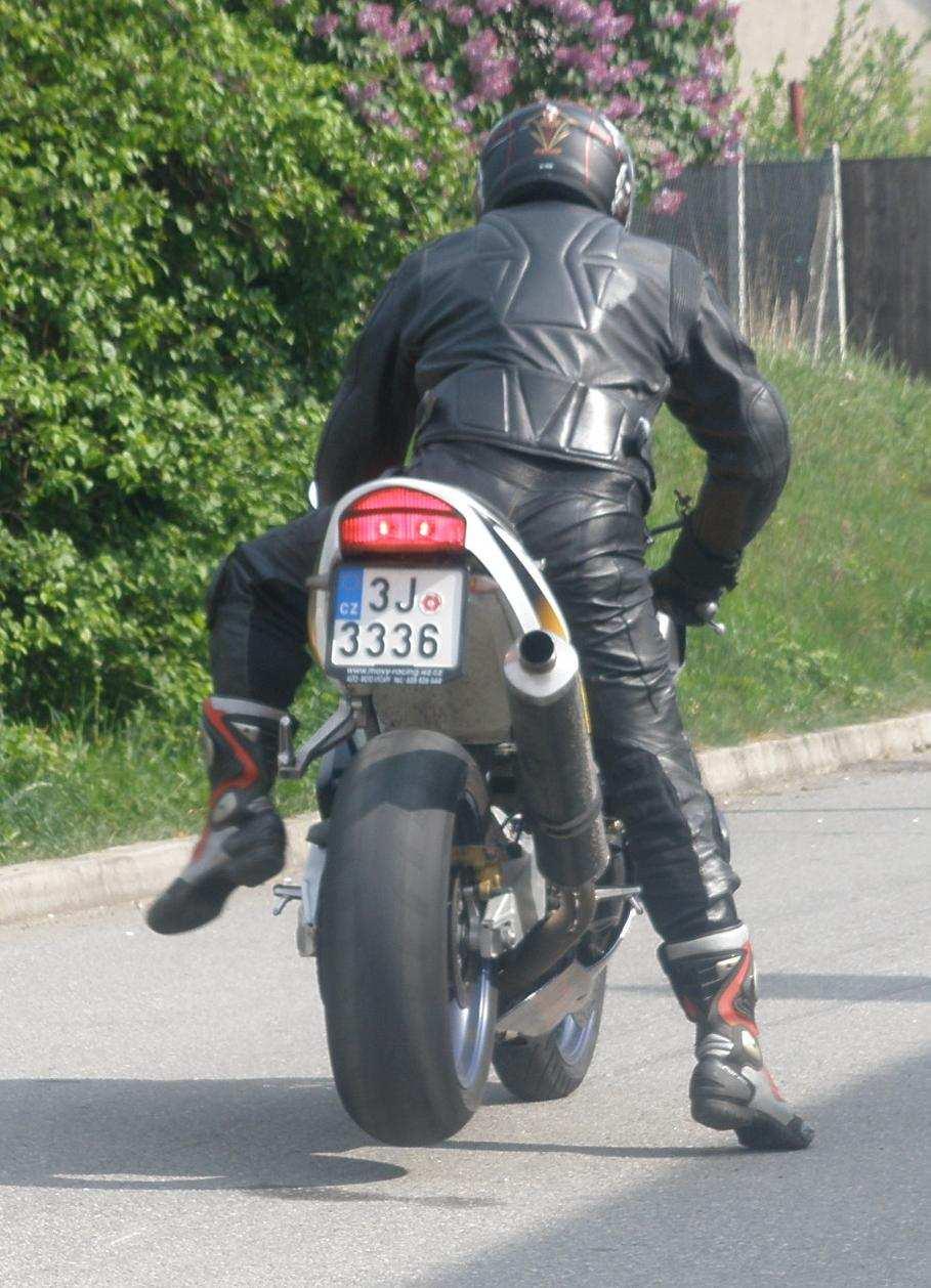 Honda CBR 99 RR zpomalení 1 1 zpomalení [m*s - ] rychlost 3 1 dráha 1 1 1 1 1