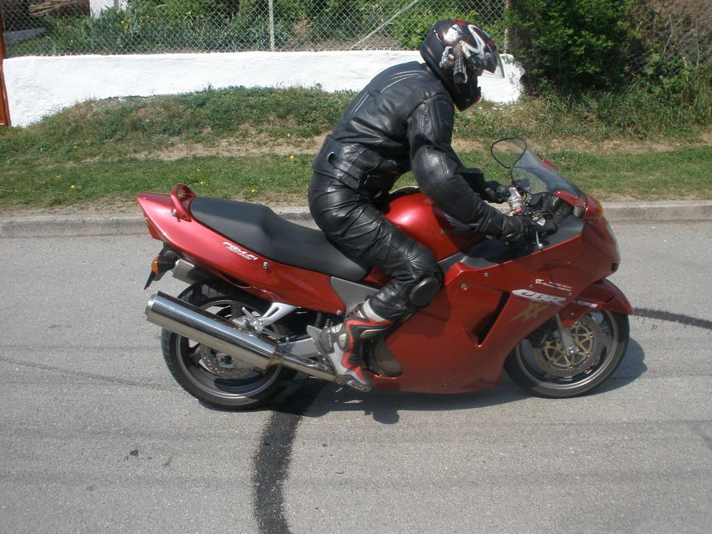 Honda CBR 11 XX zpomalení 1 1 zpomalení [m*s - ] rychlost 3 1 dráha 1 1 1 1 1