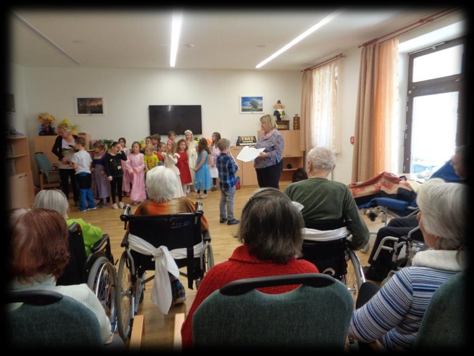 Program obohatily hrou na flétnu. Na závěr celé akce uživatelé dostali od dětí milé dárky - ručně vyrobená přáníčka.