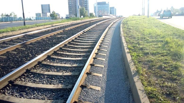 Tramvajová trať s kolejovými absorbéry hluku s funkcí retence vody BRENS - STERED je patentově chráněným řešením a skládá se z několika komponentů zajišťující tlumení hluku a vibrací ze stojiny