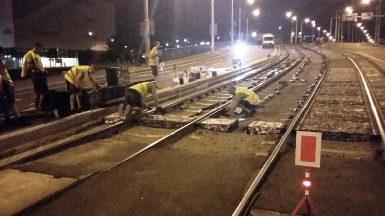 S ohledem na bezpečnost práce byla po tuto dobu zavedena na trati v obou směrech snížená rychlost tramvají na 15 km/h.