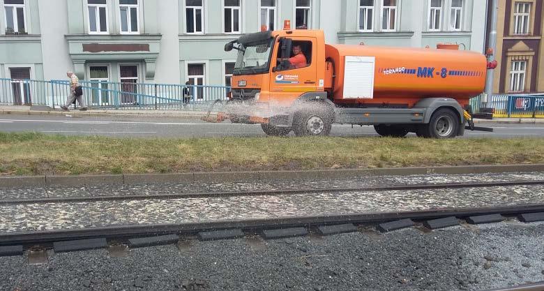 srpna již byl vložen kolejový absorbér v celé délce koleje ve směru na Náměstí Republiky.
