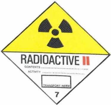 a) b) Obrázek 3 Označení zásilky s radioaktivní látkou, a) nálepka na vozidle, b) vlastní nálepka Všechny přepravované radiofarmaceutické zásilky musí být řádně označeny příslušnou nálepkou (obrázek