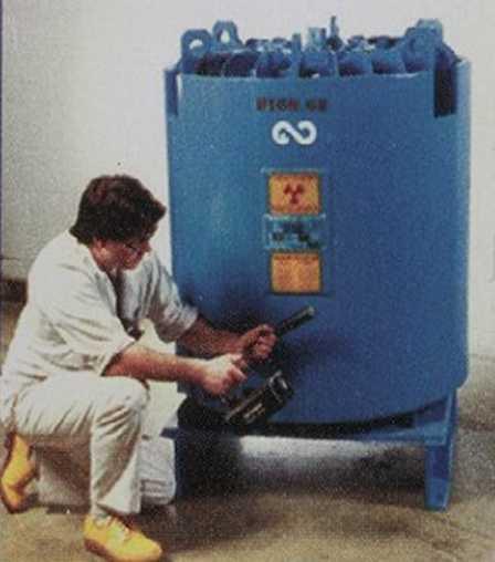 a) b) Obrázek 5 Transportní kontejner na přepravu radioterapeutických zářičů, a) vlastní kontejner, b) zkouška na odolnost v případě požáru Kontejner typu A by měl vyhovět lehkým nehodám a používá se