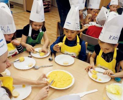 S velkým zájmem připravovaly ingredience a s pomocí pracovaly s mixérem. Děti si pomazánky samy namazaly a daly ochutnat i kamarádům z ostatních tříd.