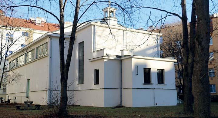 Sokl z hrubšího zdiva. Vlastní lo kostela v pr elích je za rizalitem i na V stran ukon- ena nízkým, zalomeným štítem, lemovaným prost pro lovanou ímsou.