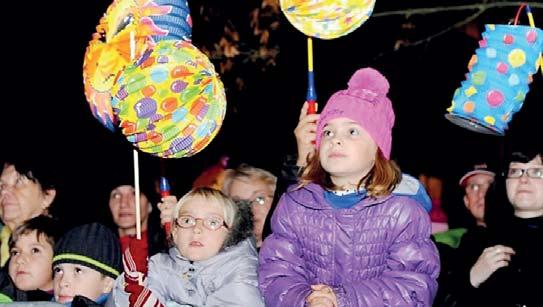 Lampionový průvod v Podviní V lampionovém průvodu se v listopadu v parku Podviní na Devítce sešlo více jak sto bludiček a procházku si užili s dětmi i dospělí.