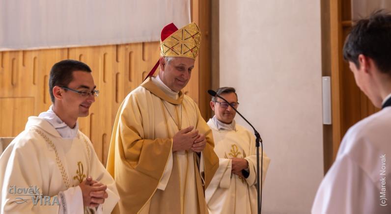 Drazí bratři a sestry, naši předkové v minulosti často odkazovali farnostem a kostelům své majetky, které sloužily k obživě kněží nebo údržbě kostelů (farní pole či lesy).