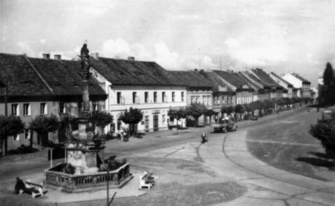 28.února v rámci oslav Vítězného Libochovice náměstí 5.května v šedesátých letech února pořádal ZK ROH a knihovna estrádu pro Brigády socialistické práce a veřejnost.. 3.