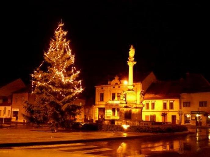 Předvánoční Libochovice 2000 1.ledna vešlo v platnost zdražení poštovného.