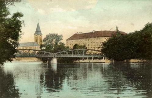 V roce 1893 byla postavena nová škola, sochařem Havlem ze Slaného socha J.A.Komenského před školou za celkových nákladů 65557 zlatých 72 krejcarů.