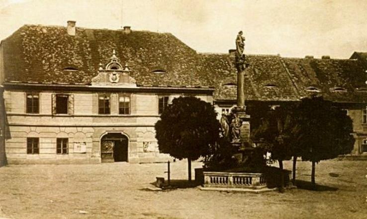 V červnu bylo náměstí v Libochovicích slavnostně pojmenováno na náměstí Palackého. (Při výročí stoletých narozenin F.Palackého). V tomto roce zakoupil panský velkostatek od O.