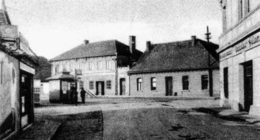 Výsledky sčítání lidu a domů ze dne 31.listopadu 1930: Dráhy opravily a rozšířily most přes Klapský potok, který byl každoročně příčinou záplav ve sklárně.